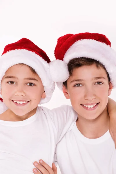 Kinder mit Weihnachtsmann-Hut. — Stockfoto