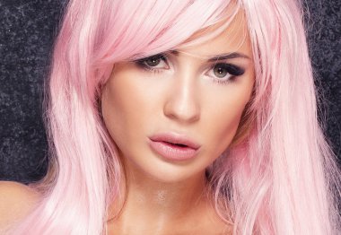 Pembe saçlı seksi kız.