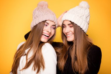 Mutlu genç kız ikiz poz.