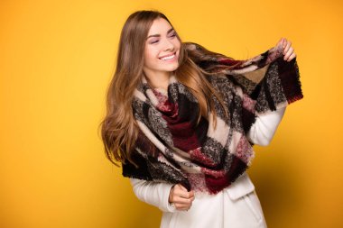 Moda genç model eşarp ile poz.