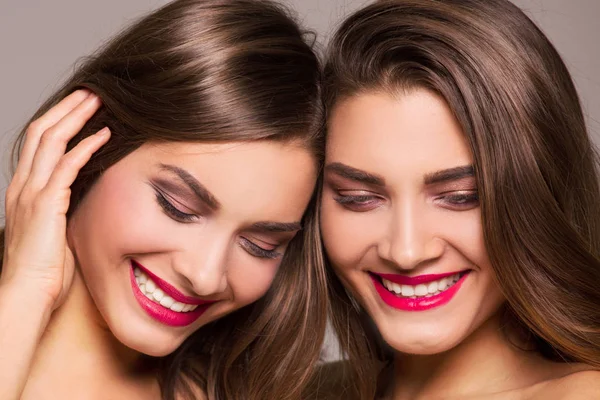 美しい姉妹双子素晴らしい笑顔で. — ストック写真