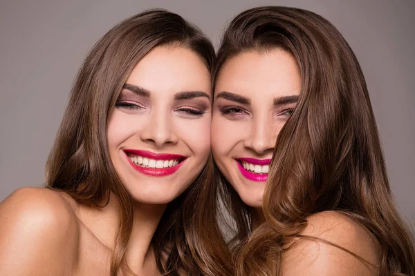Vackra syster tvillingar med fantastiska leende. — Stockfoto