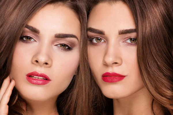 Beauty porträtt av systrar tvillingar. — Stockfoto