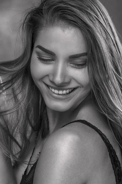 Φυσικό νεαρή γυναίκα, που χαμογελά. — Φωτογραφία Αρχείου