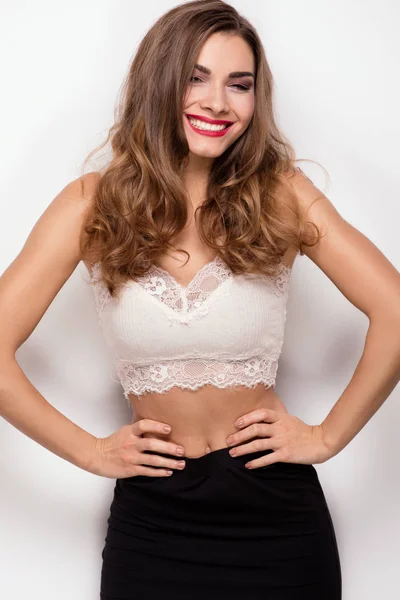 Muchacha joven atractiva sonriendo . — Foto de Stock