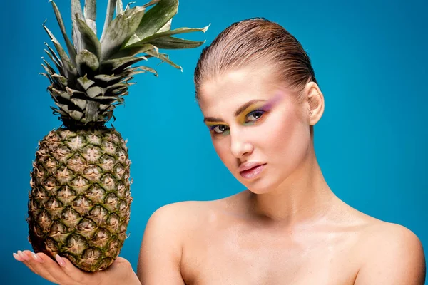 Jong meisje met ananas fruit. — Stockfoto