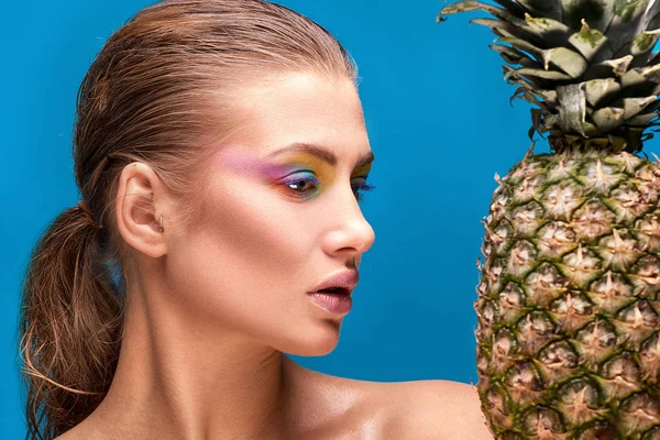 Ananas Meyve ile genç kız.