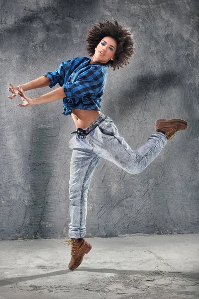 Junges Mädchen tanzt, springt. — Stockfoto