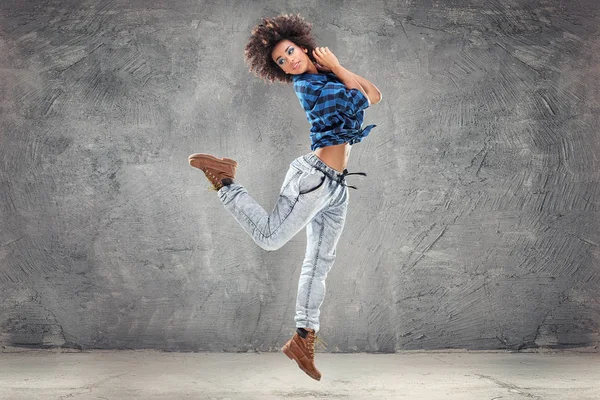 Jeune fille danse, saut . — Photo
