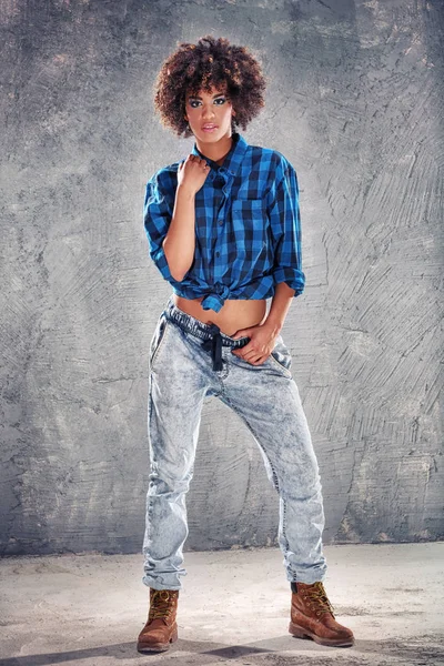 Ragazza con afro posa in jeans . — Foto Stock