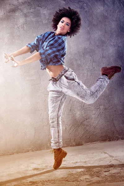 Menina dançando, pulando . — Fotografia de Stock