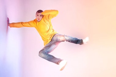 Genç modern dansçı.