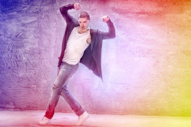 Genç modern dansçı.