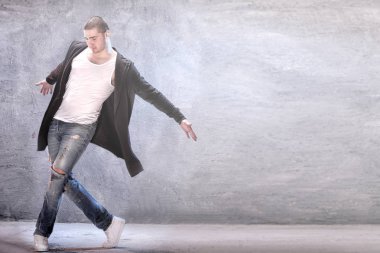 Genç modern dansçı.