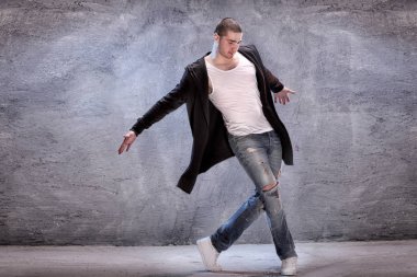 Genç modern dansçı.