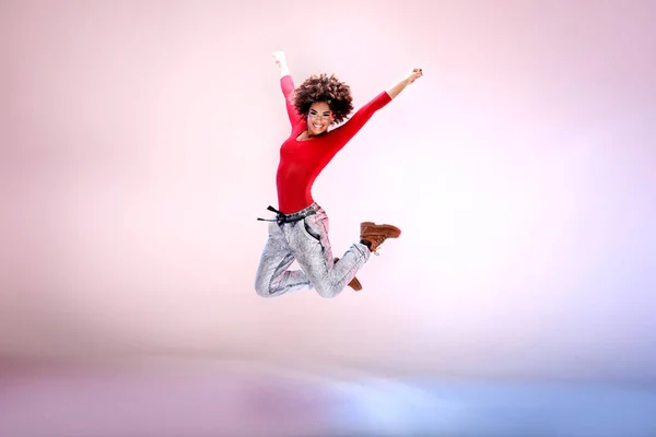 Chica joven bailando, saltando . — Foto de Stock