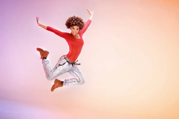 Chica joven bailando, saltando . — Foto de Stock