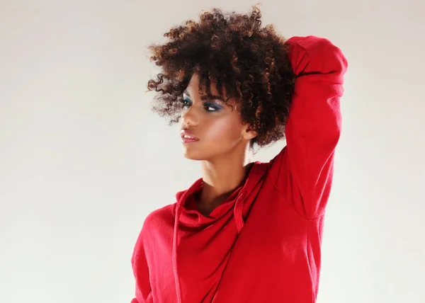 Chica joven con afro posando . —  Fotos de Stock