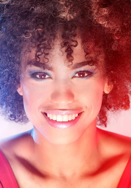 Ragazza sorridente con afro . — Foto Stock