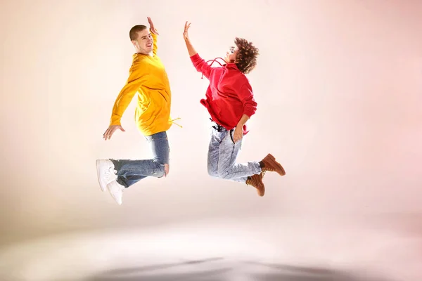 Moderne dansers in studio. — Stockfoto