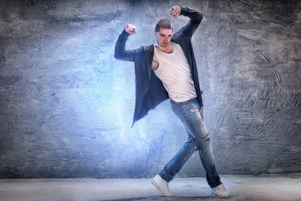 Genç modern dansçı.