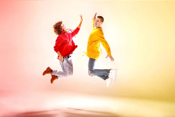 Moderne dansers in studio. — Stockfoto