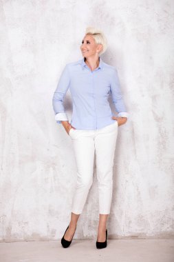 Zarif sarışın işkadını poz.