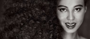 Afro kızla Güzellik Portresi.