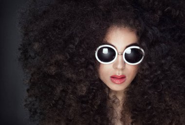 Afro kızla portresi.