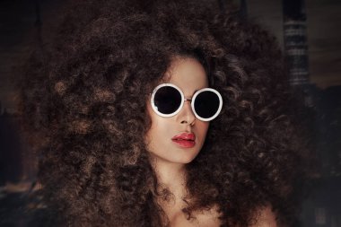 Afro kızla portresi.