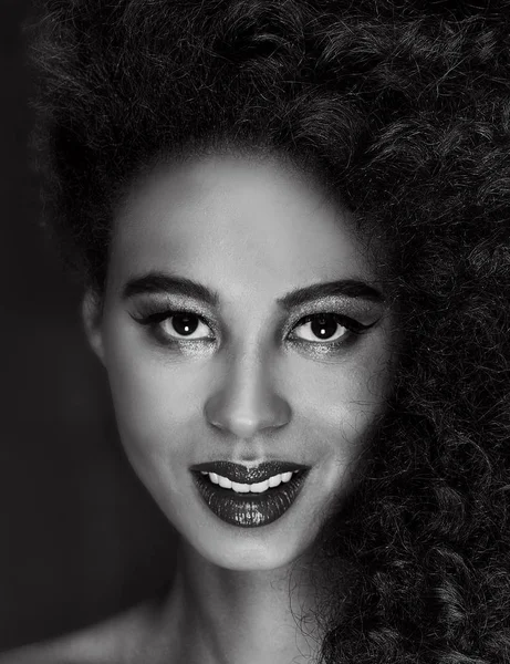 Beauty porträtt av flicka med afro. — Stockfoto