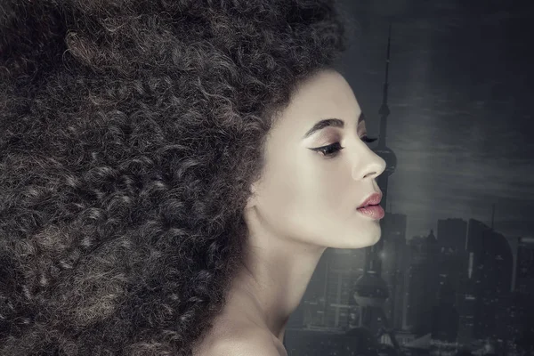 Beauté portrait de fille avec afro . — Photo