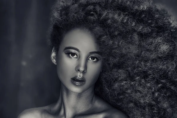 Schönheitsporträt eines Mädchens mit Afro. — Stockfoto