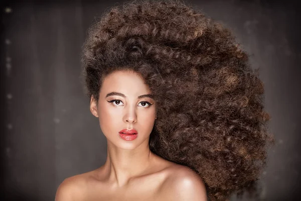 Retrato de beleza de menina com afro . — Fotografia de Stock