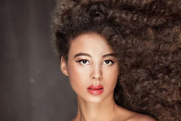 Piękno portret dziewczynki z afro. — Zdjęcie stockowe