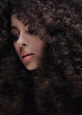 Afro kızla Güzellik Portresi.