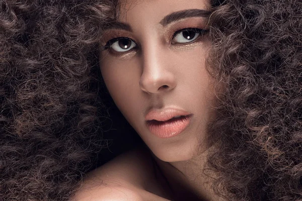 Beauty porträtt av flicka med afro. — Stockfoto