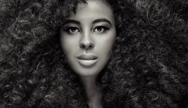 Portret van de schoonheid van een meisje met afro. — Stockfoto