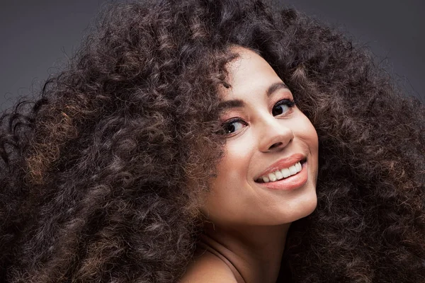 Portret van de schoonheid van een meisje met afro. — Stockfoto