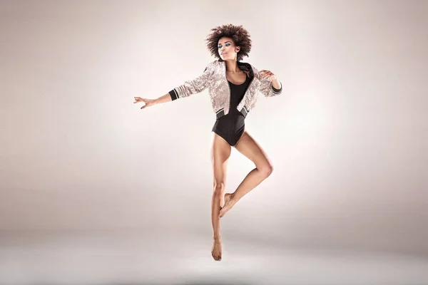 Bailarina de estilo moderno en estudio . — Foto de Stock