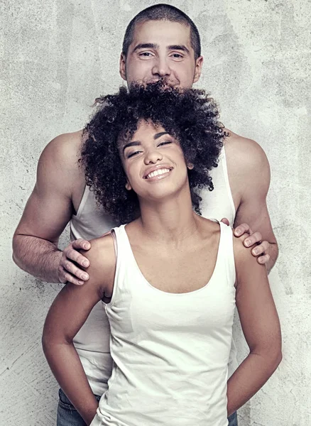 Genç çift birlikte poz veriyor..