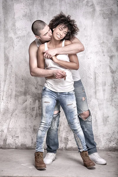 Unga par poserar tillsammans. — Stockfoto