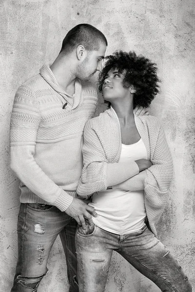 Modernes junges Paar posiert. — Stockfoto