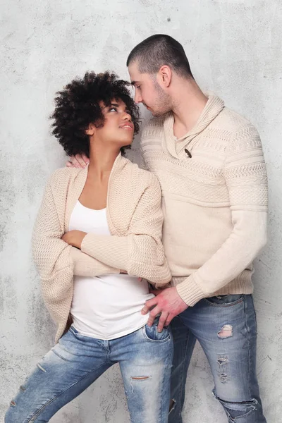 Fashionable young couple posing. — Stock Photo, Image