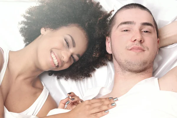 Feliz joven pareja sonriendo. — Foto de Stock