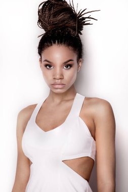 şık genç kız portresi.