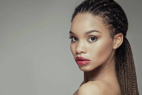 Retrato de beleza da menina africana . — Fotografia de Stock