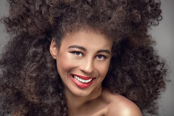 Portret van Afro-Amerikaanse retro meisje. — Stockfoto