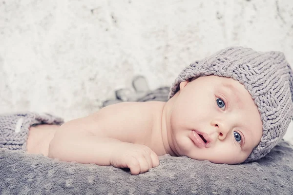 Pequeño niño posando . — Foto de Stock