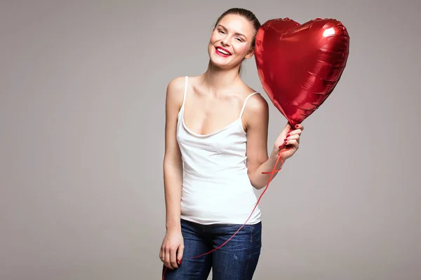 Mujer sonriente, día de San Valentín . — Foto de Stock